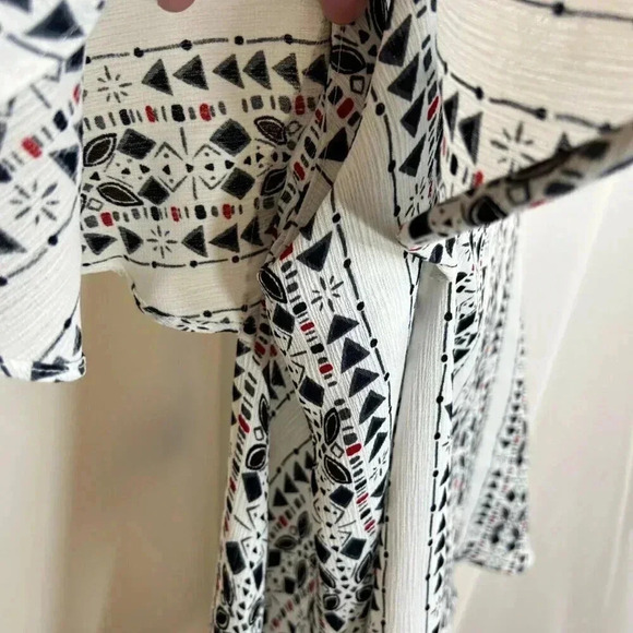 Entro Size Large Geometric Pattern Cold Shoulder Blouse Top Black Stretch Flowy - Picture 5 of 7